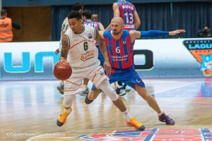 Levente Szijarto in duel cu A.J. Slaughter