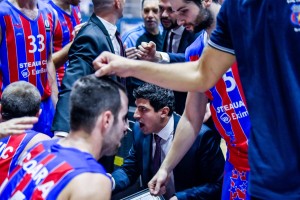 Hristu Sapera antrenor Steaua Bucuresti, inconjurat de jucatori la time-out.