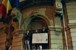 Protestatarii s-au urcat pe cladirea Universitatii